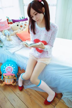 不戴胸罩的瑜伽教练