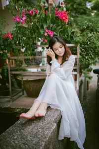 美女和帅哥睡觉亲吻